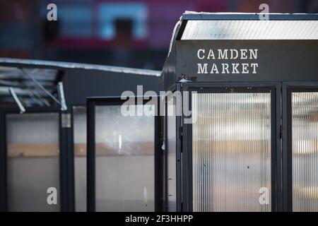 Geschlossene Stände am Camden Market in London während der nationalen Sperre Stockfoto