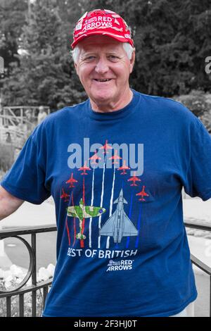 Mann mit Best of British Red Arrows T-Shirt und Red Arrows Baseballmütze beim Bournemouth Air Festival, Bournemouth, Dorset UK im August Stockfoto