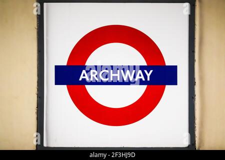 London, Großbritannien - 26 Februar, 2021 - Archway U-Bahn-Schild Stockfoto