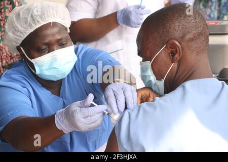 Eine Person erhält eine Dosis des Oxford/AstraZeneca Coronavirus-Impfstoffs (COVID-19) im CACOVID-ISOLATIONSZENTRUM, FESTLAND, KRANKENHAUS FÜR INFEKTIONSKRANKHEITEN, YABA, in Lagos, Nigeria. Stockfoto