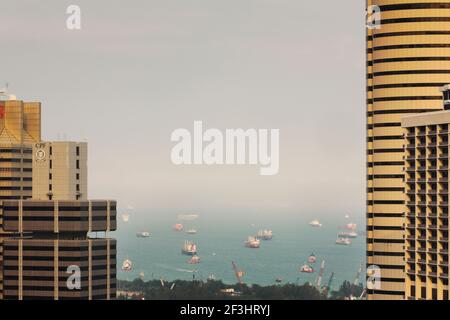 Skyline von Singapur vom@-stöckigen Sky Garden des Pinnacle 50th Duxton aus gesehen. Blick zwischen dem CPF-Gebäude (links) und 8 Shenton Way, früher bekannt als TEM Stockfoto