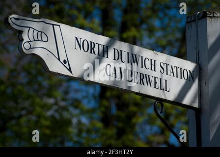 Wegweiser zur North Dulwich Station und Camberwell, Dulwich Village, London, SE21, England Stockfoto