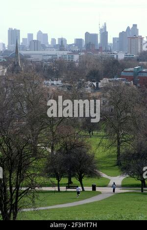 Blick auf die Stadt von Primrose Hill, mit der City und Canary Wharf in der Ferne, London, NW1, England Stockfoto