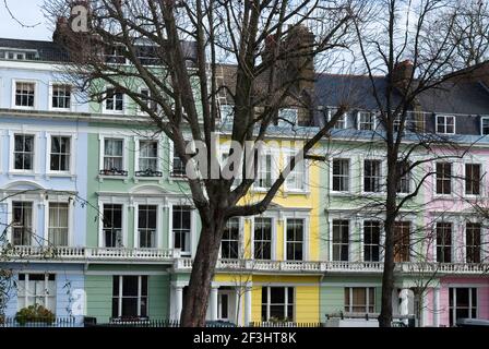 Ein Teil der farbigen Terrassenhäuser des Chalcot Square, in der Nähe von Primrose Hill, London, NW1, England Stockfoto