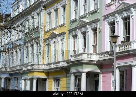 Ein Teil der farbigen Terrassenhäuser des Chalcot Square, in der Nähe von Primrose Hill, London, NW1, England Stockfoto