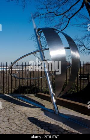 Kreiselskulptur auf dem Prime Meridian, 0, Old Royal Greenwich Observatory, Greenwich, London, SE10, England Stockfoto