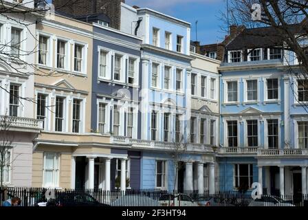 Ein Teil der farbigen Terrassenhäuser des Chalcot Square, in der Nähe von Primrose Hill, London, NW1, England Stockfoto