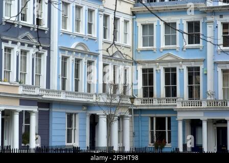 Ein Teil der farbigen Terrassenhäuser des Chalcot Square, in der Nähe von Primrose Hill, London, NW1, England Stockfoto