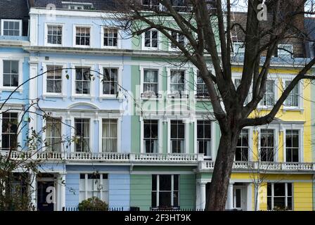 Ein Teil der farbigen Terrassenhäuser des Chalcot Square, in der Nähe von Primrose Hill, London, NW1, England Stockfoto