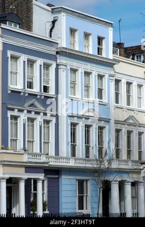 Ein Teil der farbigen Terrassenhäuser des Chalcot Square, in der Nähe von Primrose Hill, London, NW1, England Stockfoto