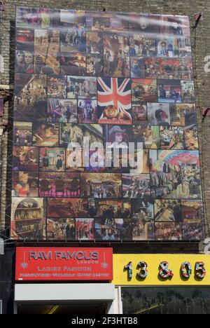 Sammlung von Fotos an der Wand in Camden Village, in der Nähe von Camden Lock, Camden High Street, London NW1, England Stockfoto