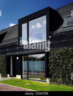 Scotland's Housing Expo. Stealth Terrasse. Blick auf den mittleren Teil der Terrasse und das doppelt hohe Fenster. Terrasse in einem synthetischen r bedeckt Stockfoto