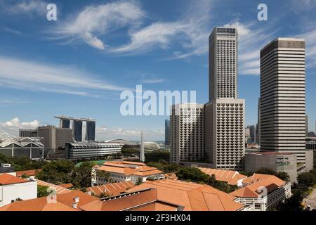 Das Raffles City Hotel, Büro- und Einkaufskomplex wurde von I. M. Pei und Architekten 61 entworfen. Es wurde 1986 eröffnet. Raffles Hotel im Vordergrund. Stockfoto