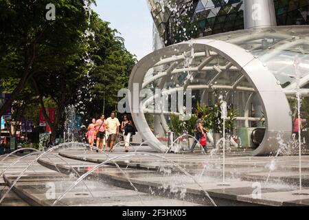 Eingang auf Straßenebene zur MRT und ION Orchard Shopping Mall von Benoy und RSP Architects Planners & Engineers. Es liegt an der Orchard Road in Singapur Stockfoto