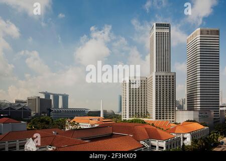 Das Raffles City Hotel, Büro- und Einkaufskomplex wurde von I. M. Pei und Architekten 61 entworfen. Es wurde 1986 eröffnet. Raffles Hotel im Vordergrund. M Stockfoto