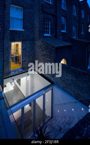 Night Shot of House Extension in Greenwich von Paul Archer Design Stockfoto