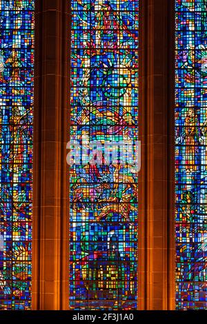 Detail der Glasmalerei im Westfenster, Liverpool Cathedral, The Anglican Cathedral in Liverpool, Merseyside, England, UK Architekt: Giles Gilbe Stockfoto
