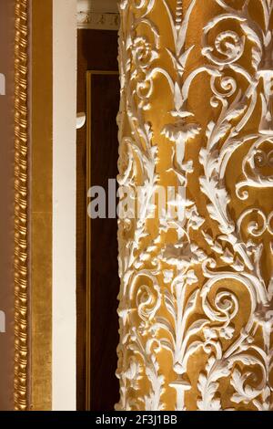 Ein Gipsdetail einer Säule in der Concert Hall, St Georges Hall in Liverpool, Merseyside, England, UK Stockfoto