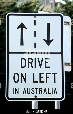 Australien, Victoria ; Great Ocean Road, Warnschild an der Ausfahrt eines Parkplatzes, Adresse Tourist Driving Mietwagen © Marcel Malherbe Stockfoto