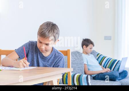 Kinder machen Hausaufgaben. Online-Lernen, Bildung, Fernunterricht, Unterhaltung zu Hause. Stockfoto