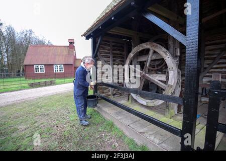 Stewart Walker bereitet einen Wells-Kopf vor, der ursprünglich Ende des 18th. Jahrhunderts erbaut wurde, bevor er nach der Sperre des Chiltern Open Air Museum in Chalfont St Giles wieder eröffnet wurde. Das Museum, in dem Gebäude aus ganz Buckinghamshire gespendet werden, die Stein für Stein an den Ort gebracht werden, wird Ende März seine Türen für die Öffentlichkeit öffnen. Bilddatum: Dienstag, 16. März 2021. Stockfoto