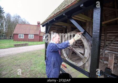 Stewart Walker bereitet einen Wells-Kopf vor, der ursprünglich Ende des 18th. Jahrhunderts erbaut wurde, bevor er nach der Sperre des Chiltern Open Air Museum in Chalfont St Giles wieder eröffnet wurde. Das Museum, in dem Gebäude aus ganz Buckinghamshire gespendet werden, die Stein für Stein an den Ort gebracht werden, wird Ende März seine Türen für die Öffentlichkeit öffnen. Bilddatum: Dienstag, 16. März 2021. Stockfoto