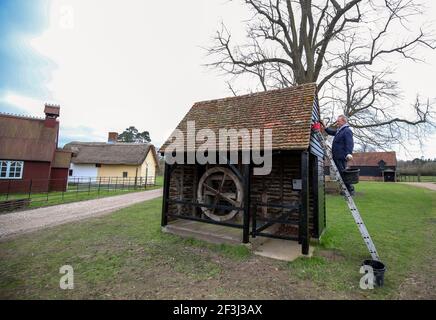 Stewart Walker bereitet einen Wells-Kopf vor, der ursprünglich Ende des 18th. Jahrhunderts erbaut wurde, bevor er nach der Sperre des Chiltern Open Air Museum in Chalfont St Giles wieder eröffnet wurde. Das Museum, in dem Gebäude aus ganz Buckinghamshire gespendet werden, die Stein für Stein an den Ort gebracht werden, wird Ende März seine Türen für die Öffentlichkeit öffnen. Bilddatum: Dienstag, 16. März 2021. Stockfoto