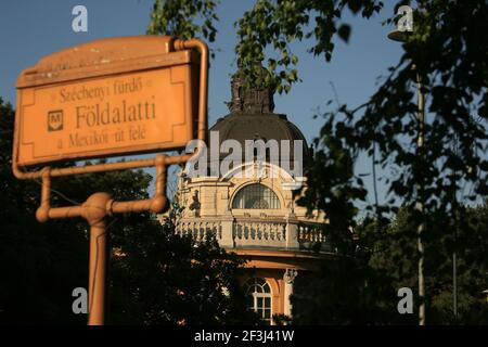 U-Bahn-Eingang und Schild in der Nähe des Szechenyi Spas, eines der größten Heilbäder und Spas Europas im Budapester Stadtpark Stockfoto