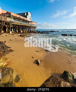 Blick auf Sandstrand in Richtung Holzsteg mit Meer, Strand, Monterey, Caifornia waschen. Stockfoto