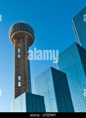 Blick auf das Renunion Tower Restaurant und die Bar und das glasverkleidete Hauptgebäude des Hyatt Regency, Dallas, vor einem klaren blauen Himmel. Stockfoto