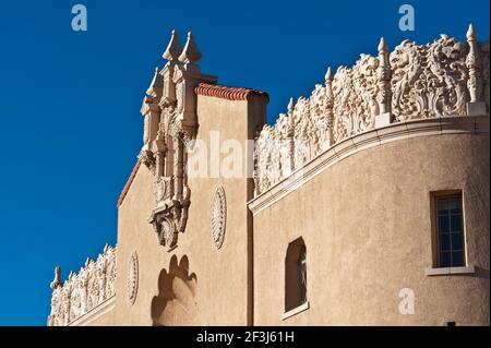 Detailansicht der Giebel und Fries mit Seepferdchen/Drachenfiguren im Lensic Theater, Santa Fe, New Mexico. Stockfoto