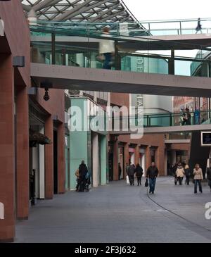 Offene Hauptstraße mit hohen Gehwegen im Einkaufszentrum Liverpool One. Stockfoto