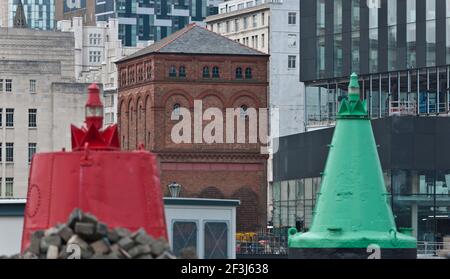 Grüne und rote Markierungsbojen am Eingang zum Canning Dock, Liverpool, mit Mann Island Entwicklung im Hintergrund. Stockfoto