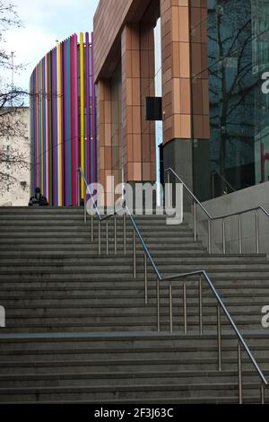 Treppe bis zu hell farbige Fassade in Liverpool One Einkaufszentrum. Stockfoto