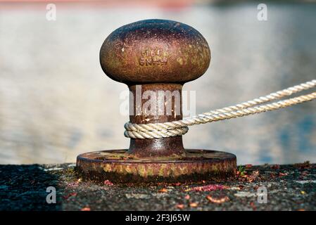 Altes Metall und rostiger Polierer für die Anlegestelle von Schiffen am Hafen. Stockfoto
