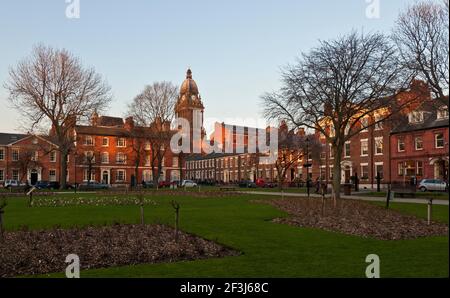 Leeds Town Hall und Park Square bei Sonnenuntergang. Stockfoto