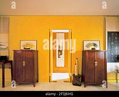 Eingang flankiert von zwei chinesischen Ming-Schränke in einem eleganten Haus in Hongkong. Stockfoto