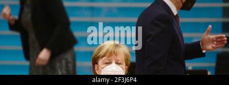 Berlin, Deutschland. März 2021, 17th. Bundeskanzlerin Angela Merkel trägt eine Schutzmaske, als sie auf den Beginn der wöchentlichen Kabinettssitzung wartet und hinter ihr gestikuliert. Quelle: Tobias Schwarz/AFP-Pool/dpa/Alamy Live News Stockfoto