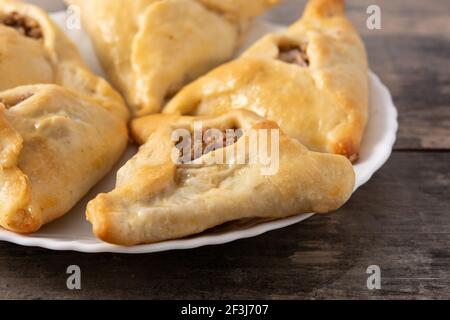 Traditioneller mittelöstlicher Fatayer auf Holztisch Stockfoto