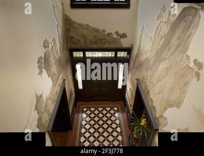 Kürzlich restaurierte 1930s britische Kolonialresidenz im französischen Konzession Bezirk von Shanghai. Flur und Landung zeigt handbemalte Chimoiseri Stockfoto
