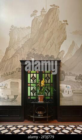 Kürzlich restaurierte 1930s britische Kolonialresidenz im französischen Konzession Bezirk von Shanghai. Flur und Landung zeigt handbemalte Chimoiseri Stockfoto