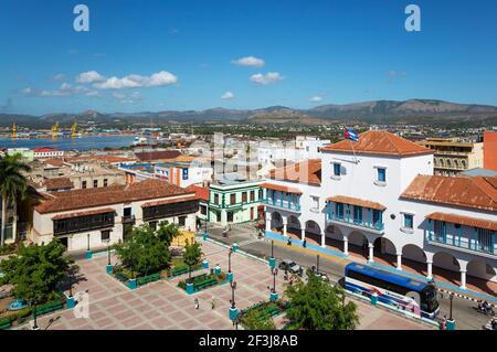 Blick auf Santiago de Cuba, im Vordergrund der Parque CÃ©mit dem Rathaus auf der rechten Seite und die Casa VelÃ¡zquez auf der linken Seite, Santiage de Cuba, Kuba Stockfoto