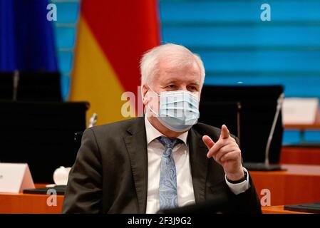 Berlin, Deutschland. März 2021, 17th. Bundesinnenminister Horst Seehofer (CSU) wartet auf den Beginn der wöchentlichen Kabinettssitzung und Gesten. Quelle: Tobias Schwarz/AFP-Pool/dpa/Alamy Live News Stockfoto