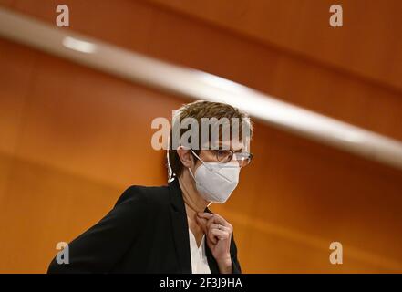 Berlin, Deutschland. März 2021, 17th. Zur wöchentlichen Kabinettssitzung kommt Verteidigungsministerin Annegret Kramp-Karrenbauer (CDU). Quelle: Tobias Schwarz/AFP-Pool/dpa/Alamy Live News Stockfoto