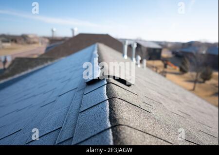 Eindeutige Frostlinie auf einem Schindeldach wie die Die Sonne trifft morgens auf den Grat Stockfoto