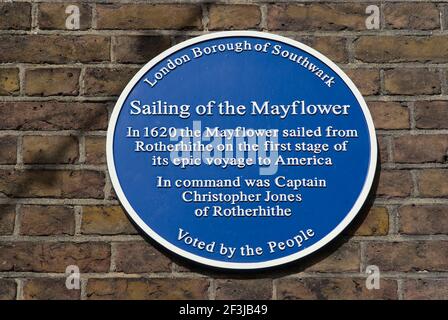 Blaue Plakette, die 1620 die Abfahrtstelle für die Pilgirms des Mayflower-Schiffes, Rotherhithe, London, SE16, England markiert Stockfoto