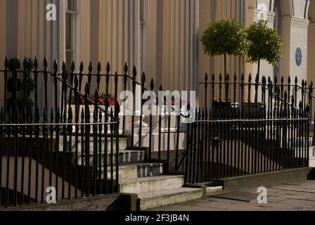 Neoklassizistische Säulen und eiserne Tore eines der Häuser von Chester Terrace, Regent's Park, Camden, London, NW1, England Stockfoto