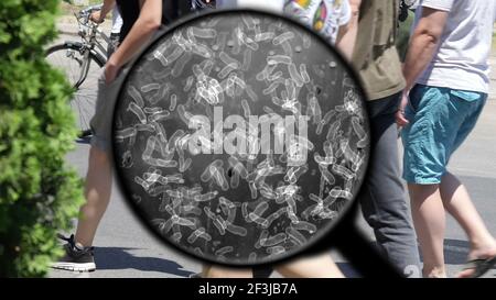 Suche nach Viren auf öffentlichen Platz. Stockfoto