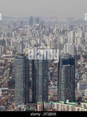 Seoul, Südkorea. März 2021, 17th. Das am 17. März 2021 aufgenommene Foto zeigt die von Smog umhüllte Innenstadt von Seoul, Südkorea. Quelle: Seo Yu-Seok/Xinhua/Alamy Live News Stockfoto