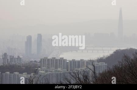 Seoul, Südkorea. März 2021, 17th. Das Foto, das am 17. März 2021 in Seoul in Südkorea aufgenommen wurde, zeigt den Hangang River und den Lotte Tower in Smog gehüllt. Quelle: Seo Yu-Seok/Xinhua/Alamy Live News Stockfoto